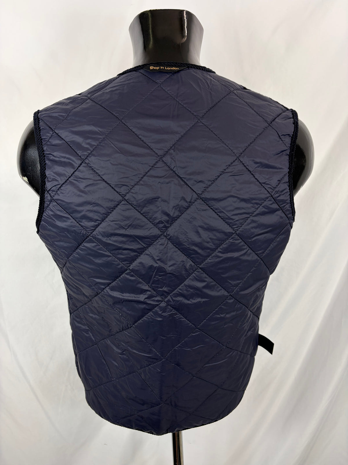 Gilet nuovo trapuntato blu by Shop in London con bordino in velluto