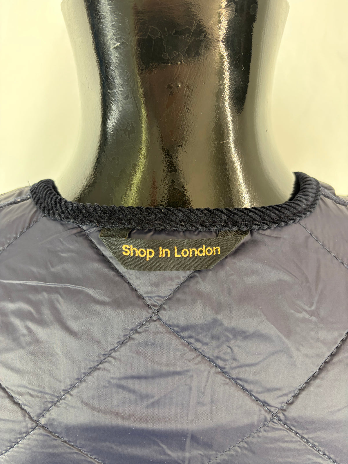 Gilet nuovo trapuntato blu by Shop in London con bordino in velluto