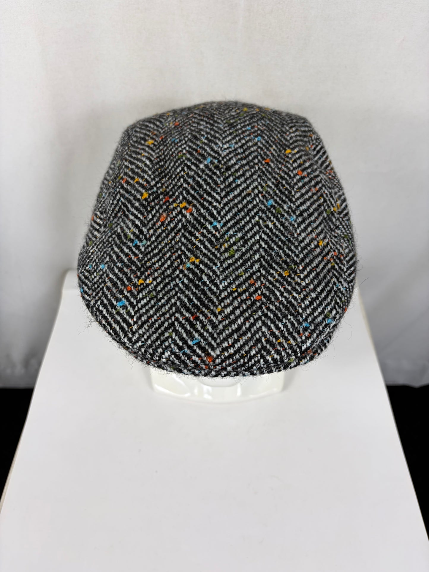 Coppola nuova inglese in lana bianca e nera a spina di pesce  Wool Black White Herringbone Flat Cap