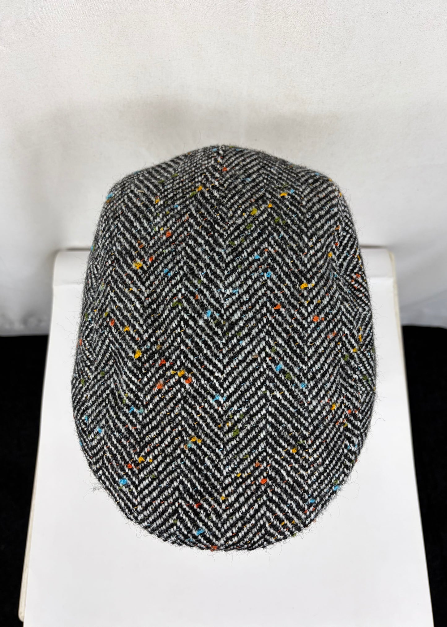 Coppola nuova inglese in lana bianca e nera a spina di pesce  Wool Black White Herringbone Flat Cap