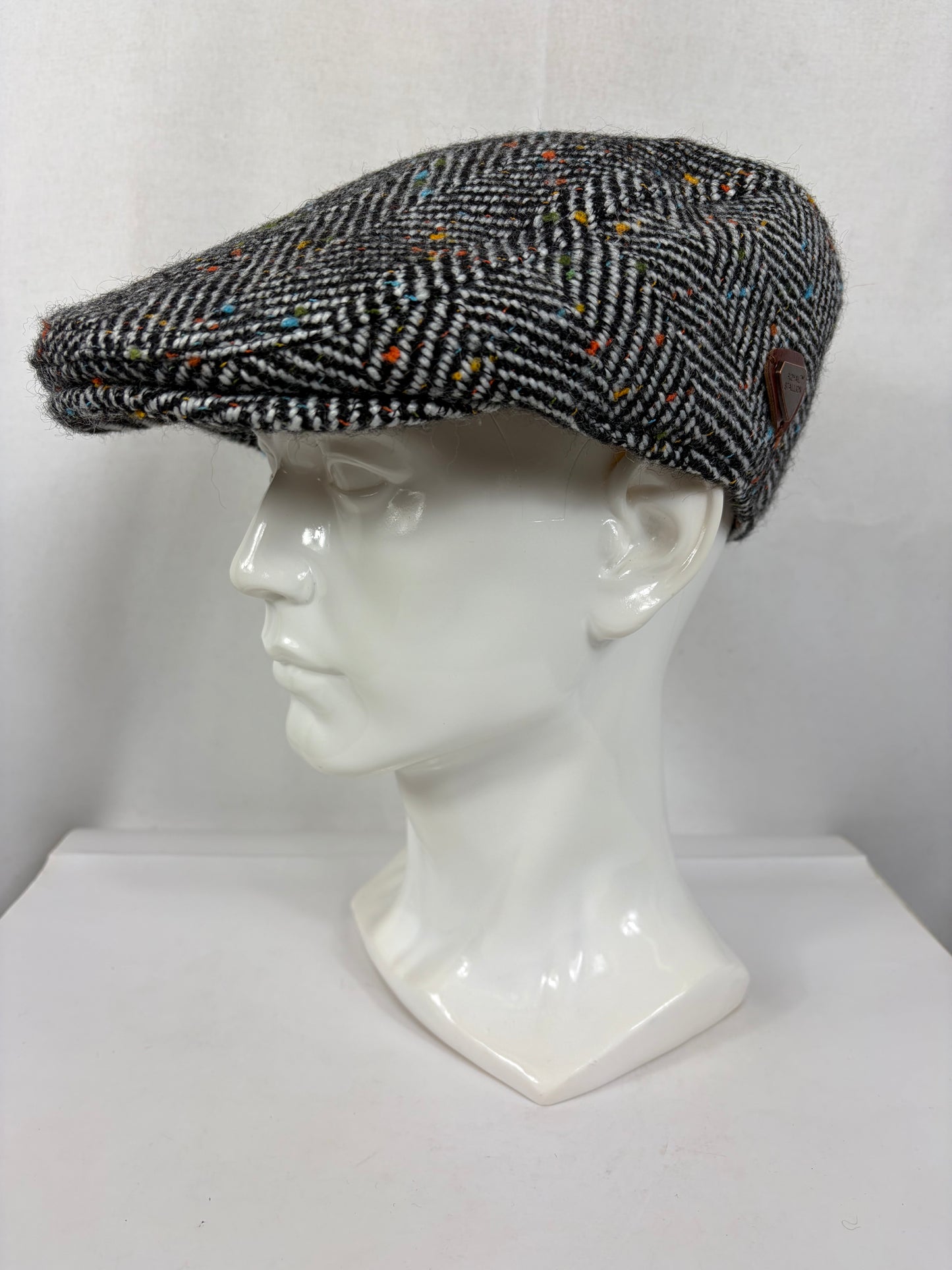 Coppola nuova inglese in lana bianca e nera a spina di pesce  Wool Black White Herringbone Flat Cap
