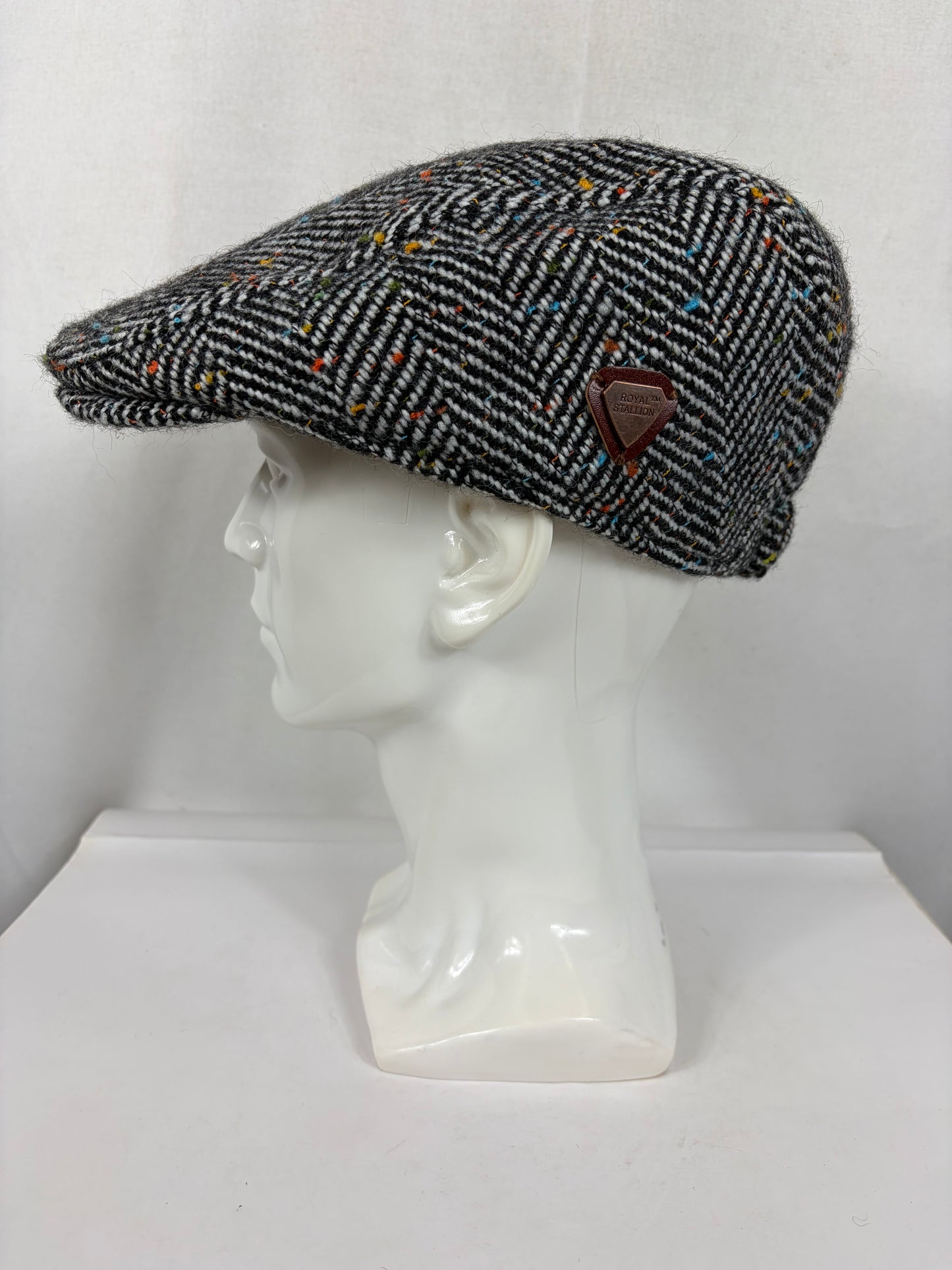 Coppola nuova inglese in lana bianca e nera a spina di pesce  Wool Black White Herringbone Flat Cap