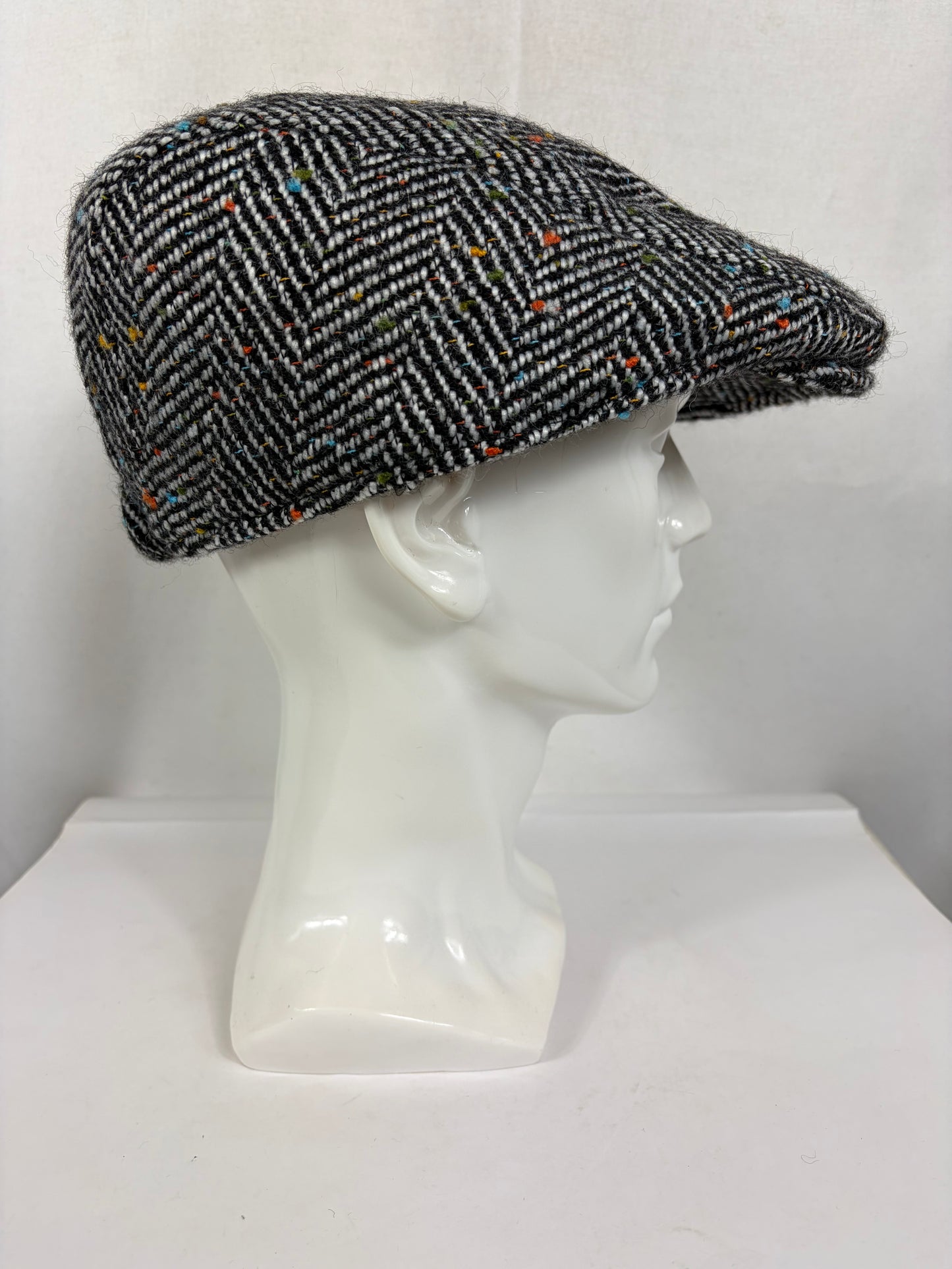 Coppola nuova inglese in lana bianca e nera a spina di pesce  Wool Black White Herringbone Flat Cap