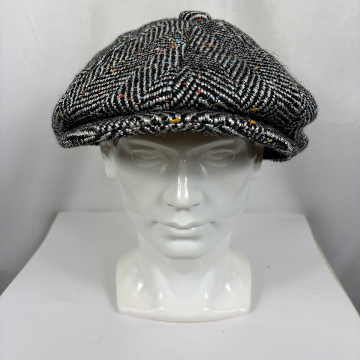 Coppola nuova inglese in lana a spina di pesce bianca e nera a otto spicchi stile Peaky Blinders