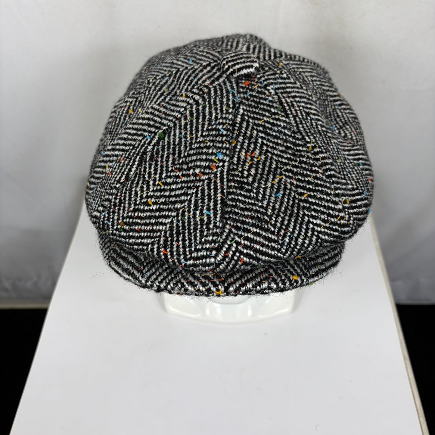 Coppola nuova inglese in lana a spina di pesce bianca e nera a otto spicchi stile Peaky Blinders