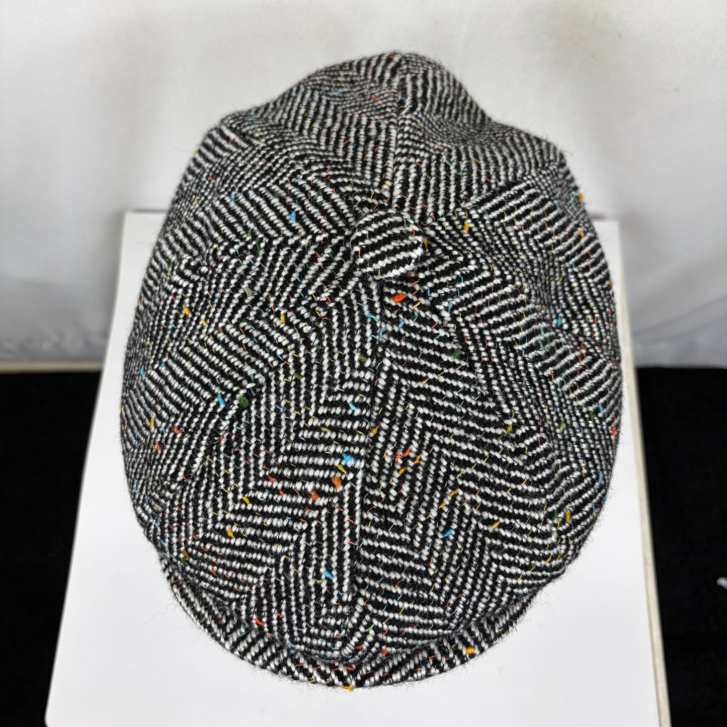 Coppola nuova inglese in lana a spina di pesce bianca e nera a otto spicchi stile Peaky Blinders