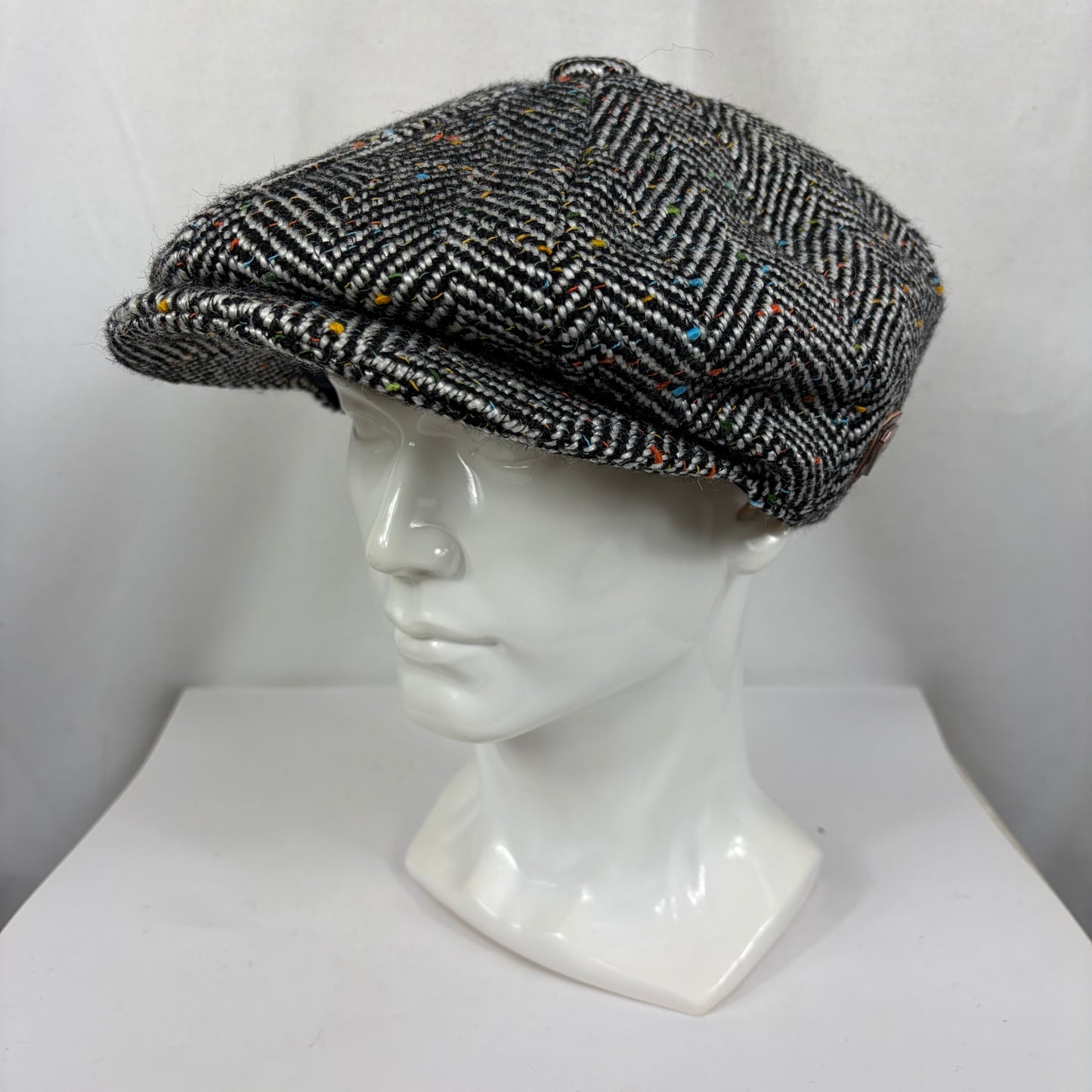Coppola nuova inglese in lana a spina di pesce bianca e nera a otto spicchi stile Peaky Blinders