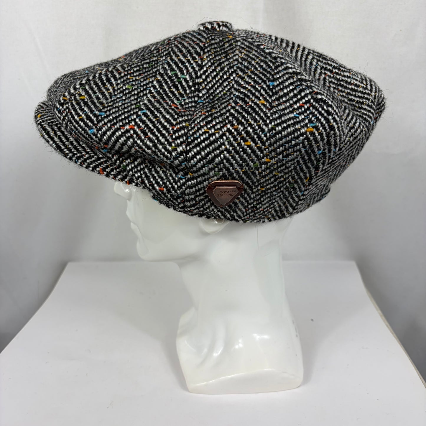 Coppola nuova inglese in lana a spina di pesce bianca e nera a otto spicchi stile Peaky Blinders