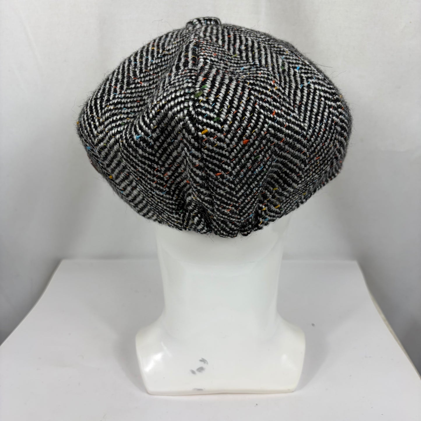 Coppola nuova inglese in lana a spina di pesce bianca e nera a otto spicchi stile Peaky Blinders