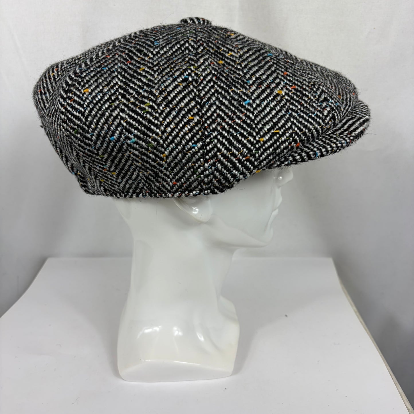 Coppola nuova inglese in lana a spina di pesce bianca e nera a otto spicchi stile Peaky Blinders