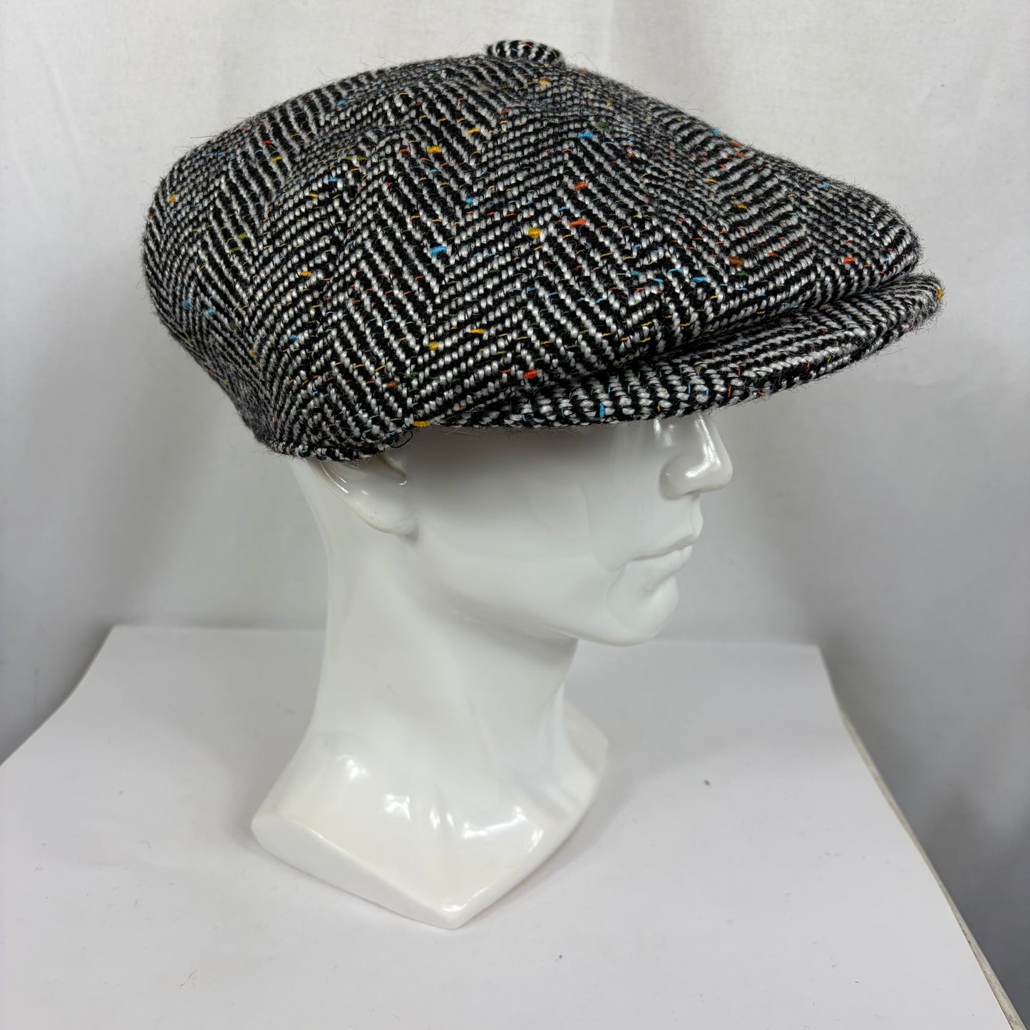 Coppola nuova inglese in lana a spina di pesce bianca e nera a otto spicchi stile Peaky Blinders