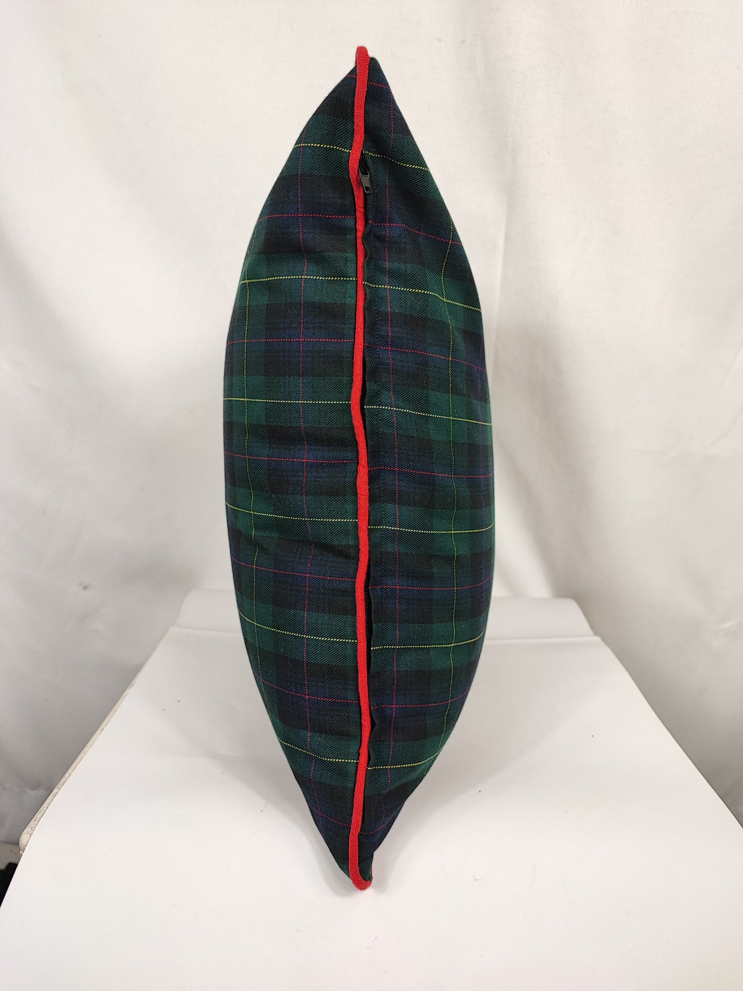 Cuscino quadrato in Tartan Black Watch con bordino rosso