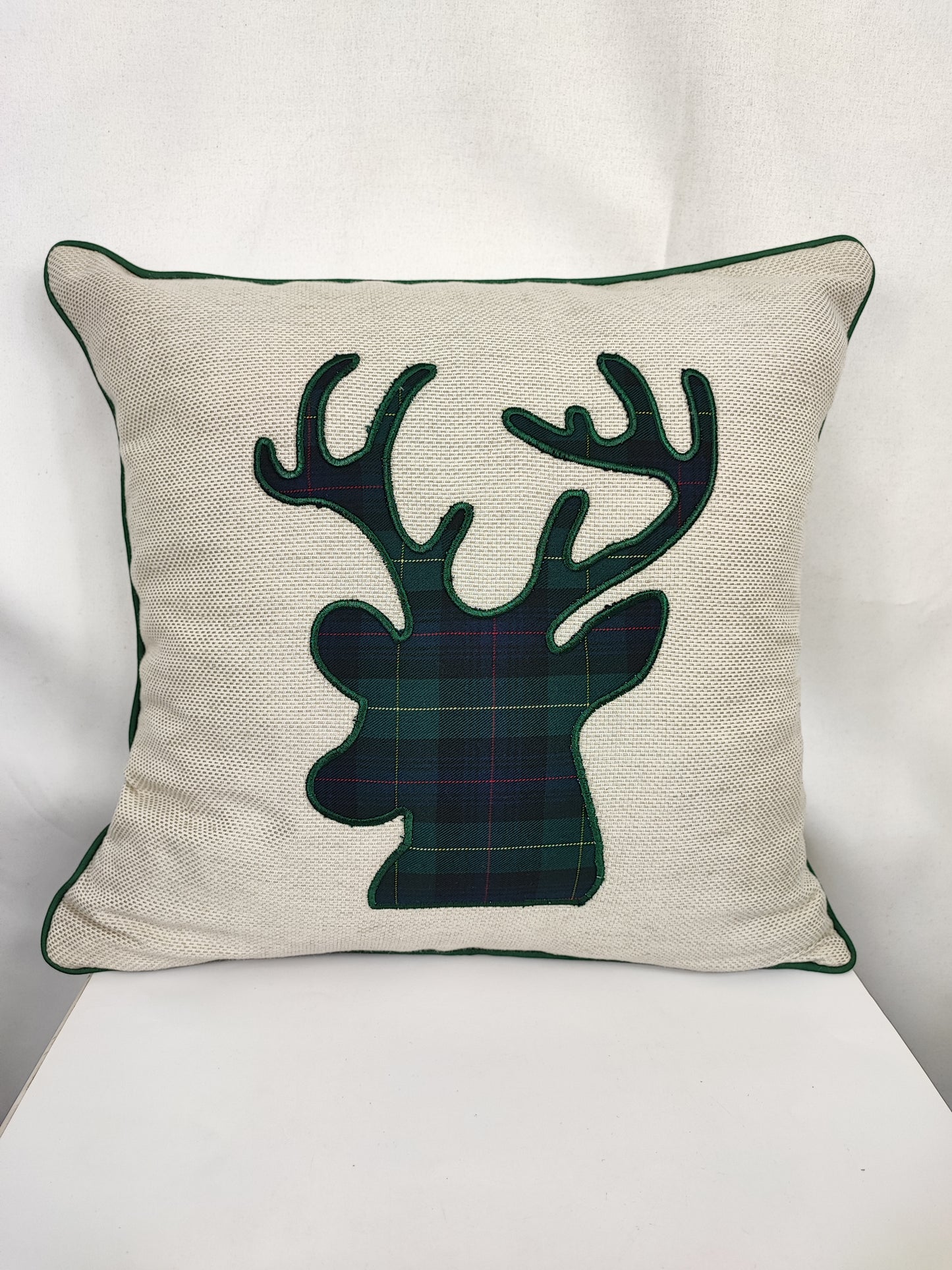 Cuscino quadrato in cotone con alce ricamato in Black Watch