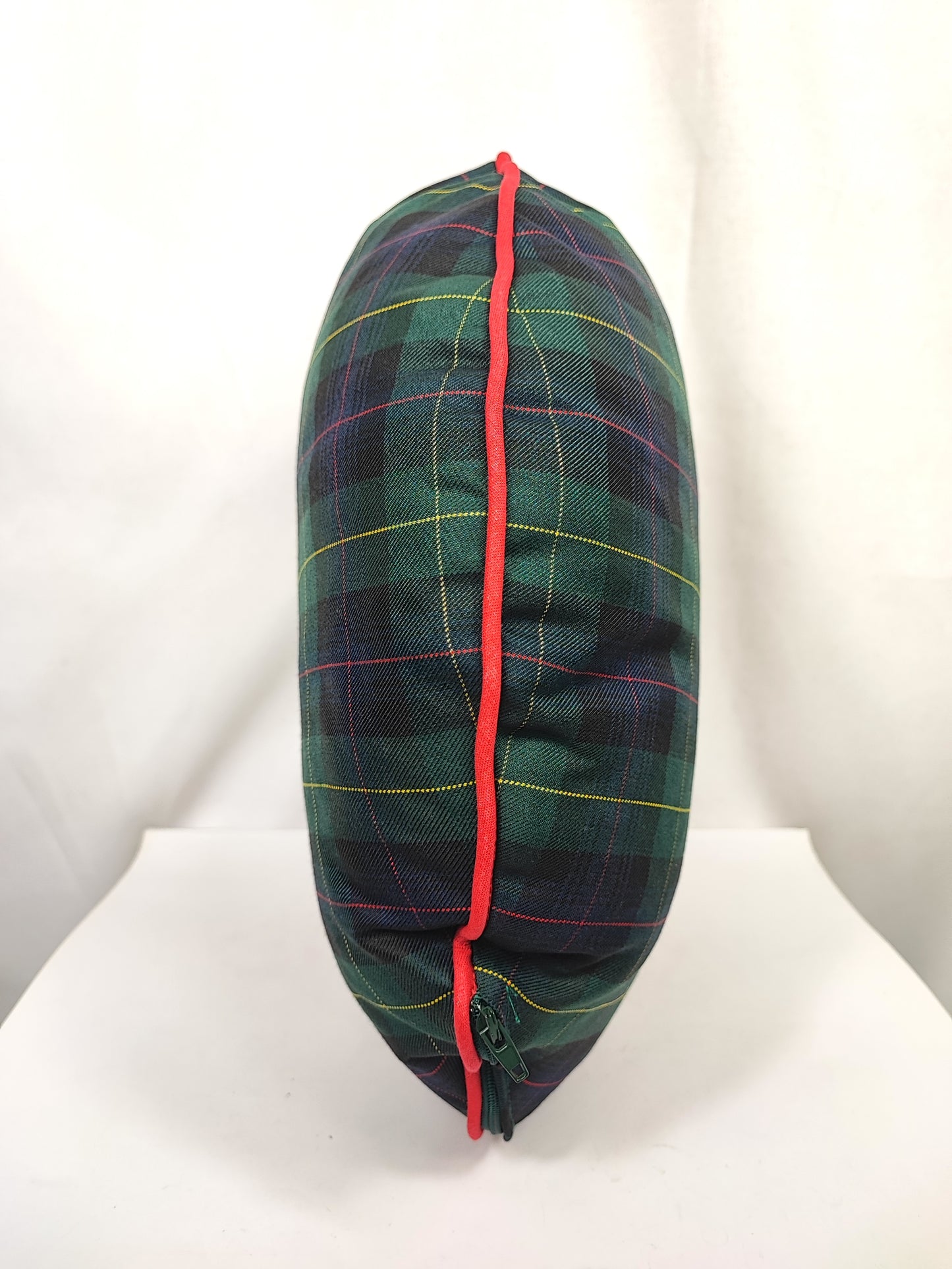 Cuscino tondo in Tartan Black Watch con bordino rosso