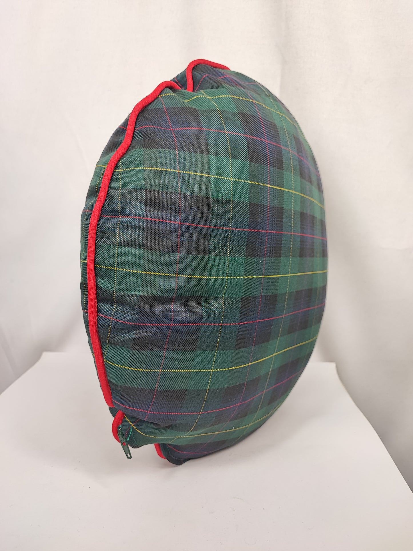 Cuscino tondo in Tartan Black Watch con bordino rosso