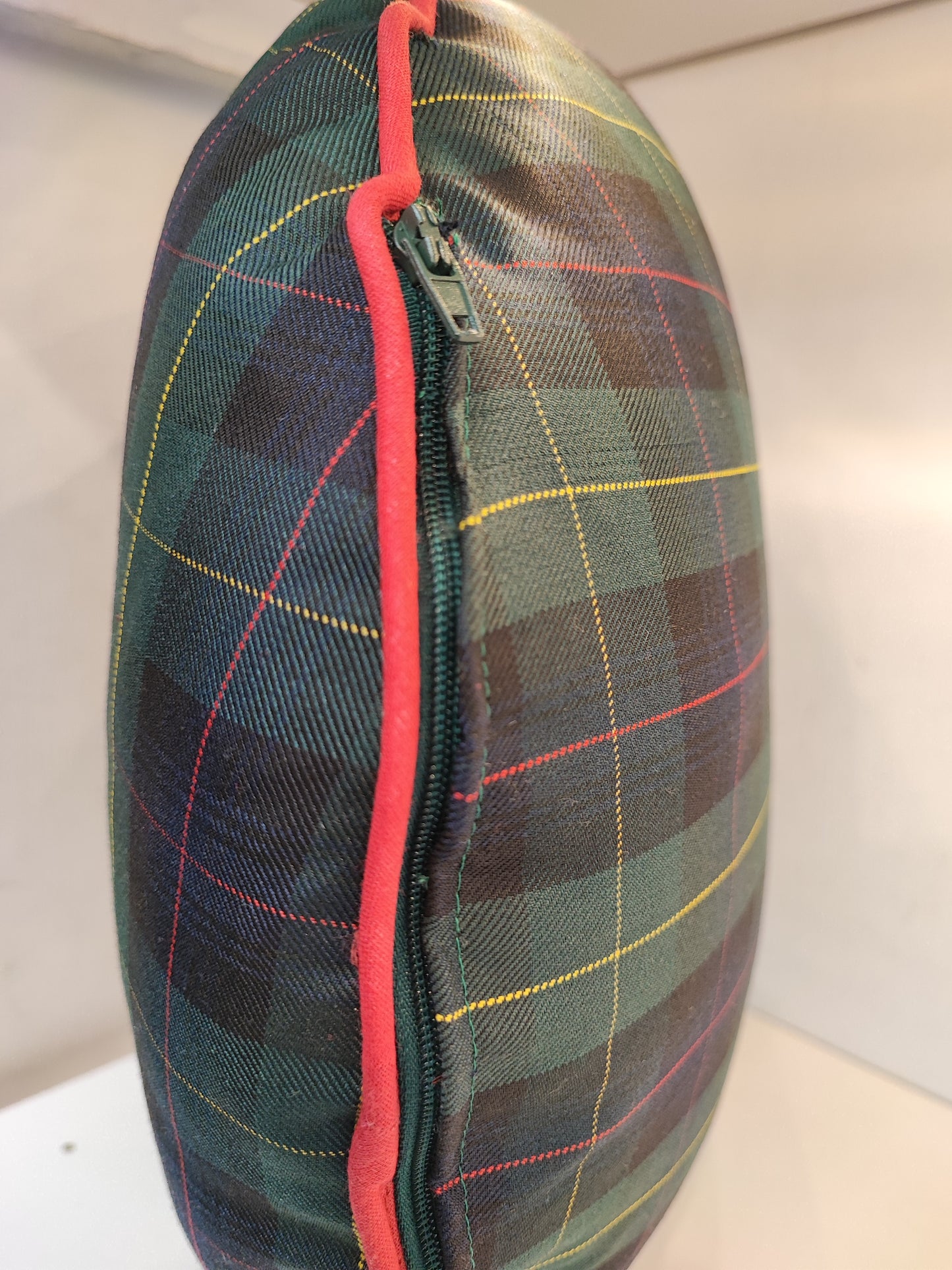 Cuscino tondo in Tartan Black Watch con bordino rosso