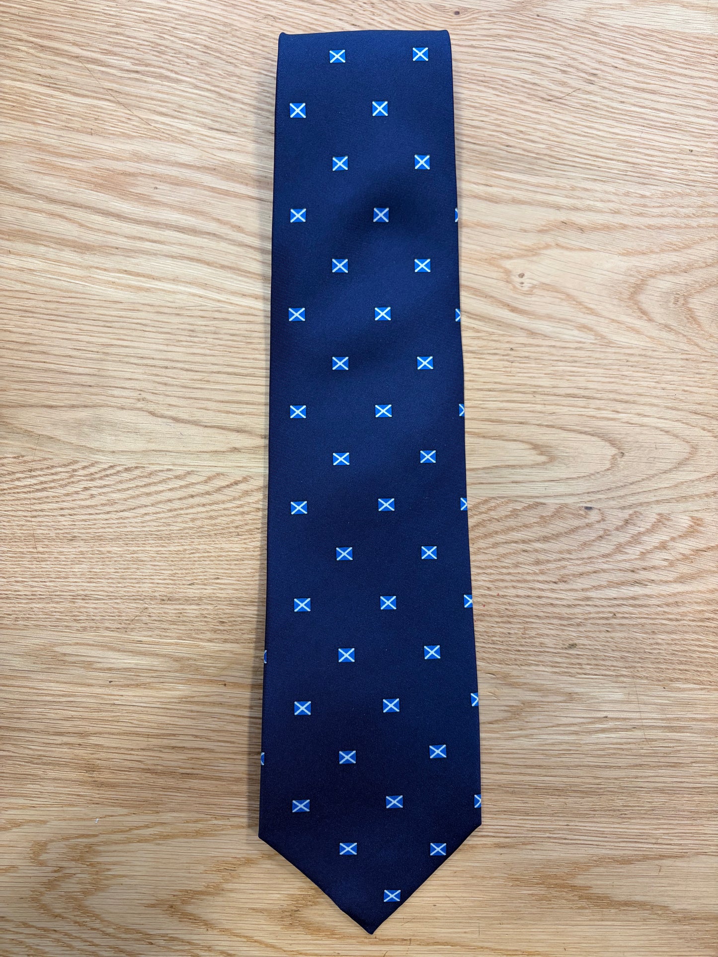Cravatta inglese in seta con stampa bandiera scozzese blu notte- Navy Scotland Flag Silk Tie