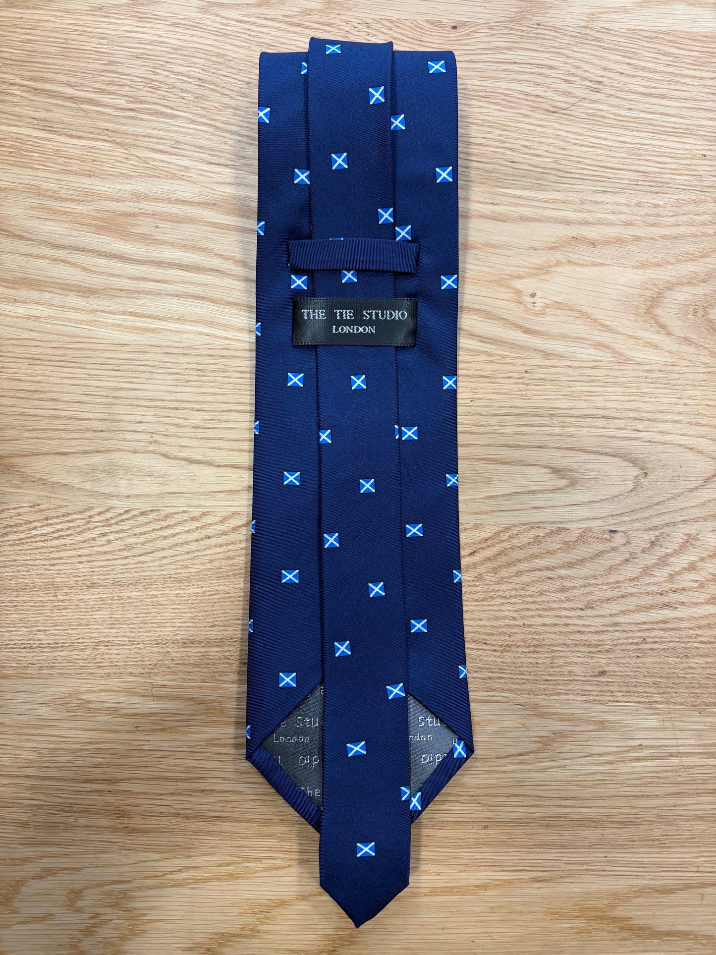 Cravatta inglese in seta con stampa bandiera scozzese blu notte- Navy Scotland Flag Silk Tie