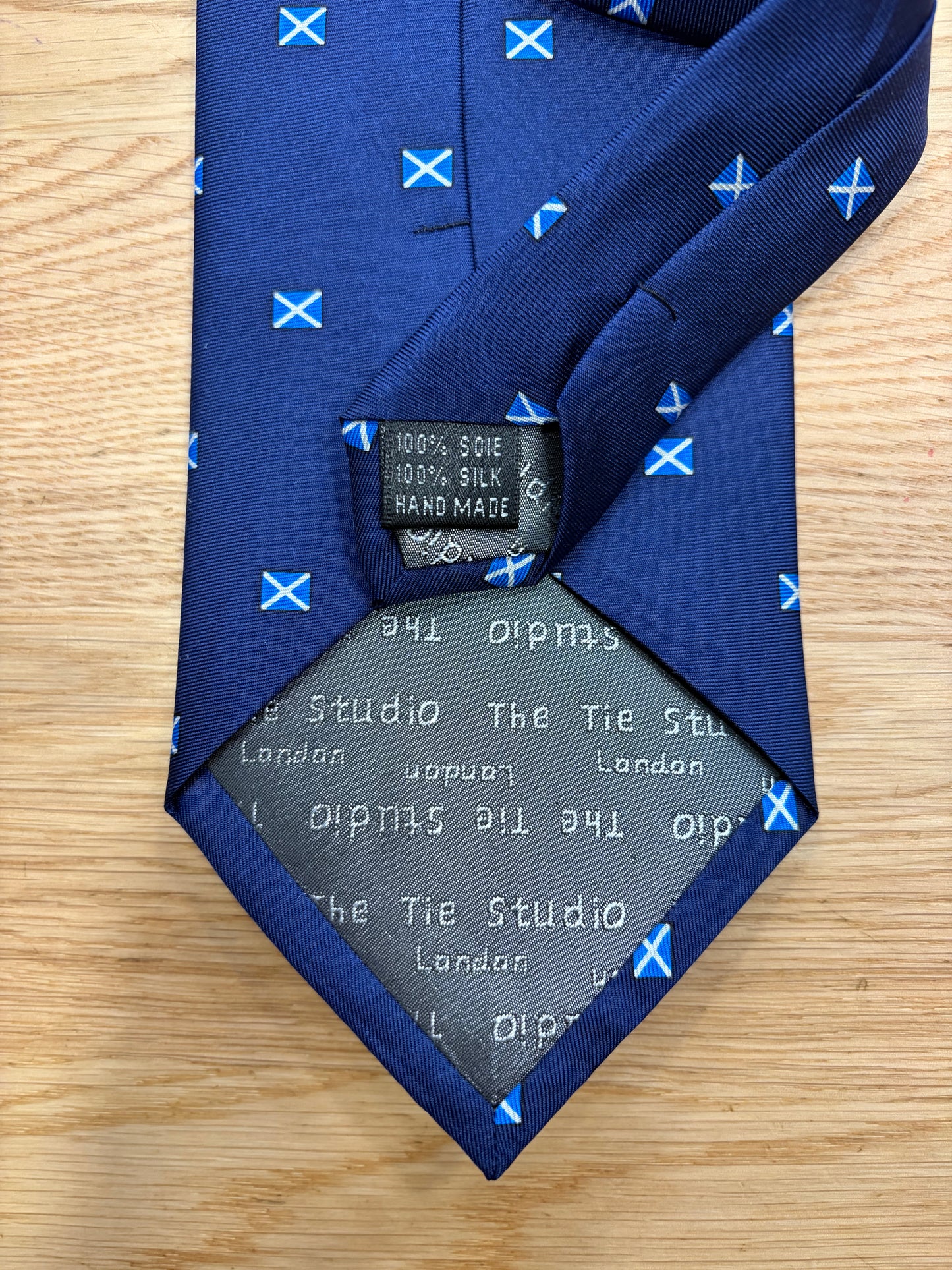Cravatta inglese in seta con stampa bandiera scozzese blu notte- Navy Scotland Flag Silk Tie