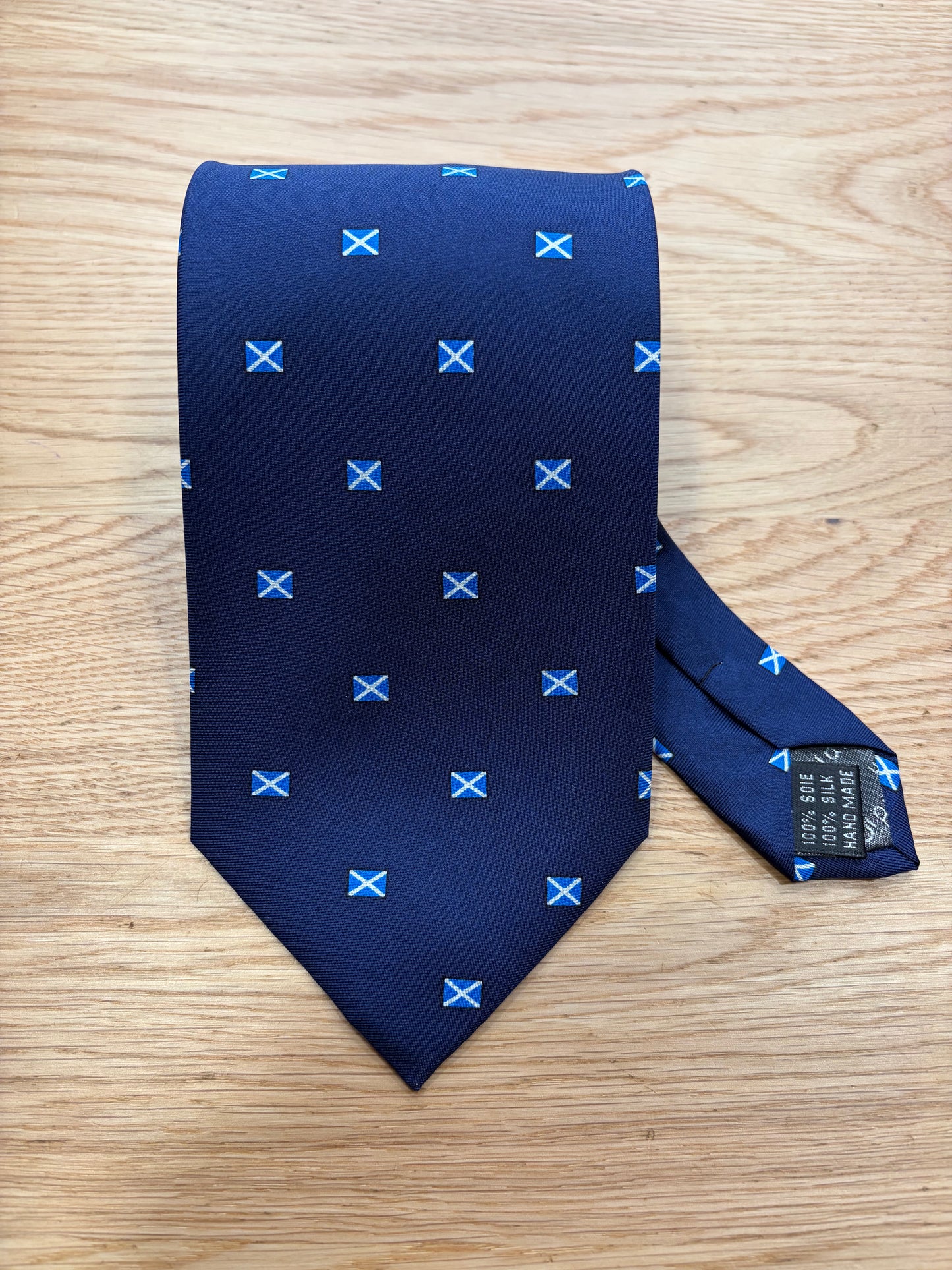 Cravatta inglese in seta con stampa bandiera scozzese blu notte- Navy Scotland Flag Silk Tie