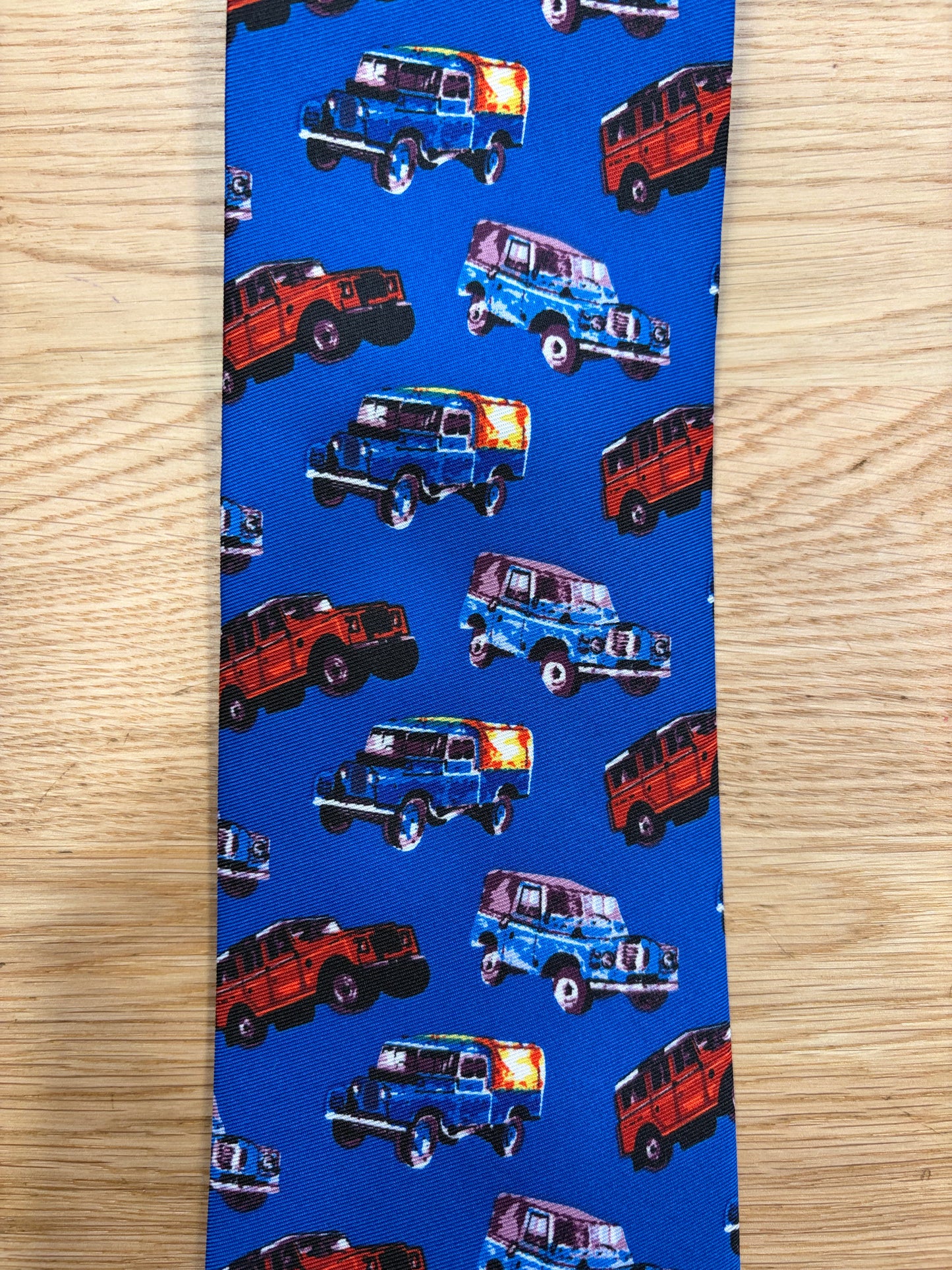 Cravatta inglese blu indigo con jeep stampate- Blue Jeep English Tie