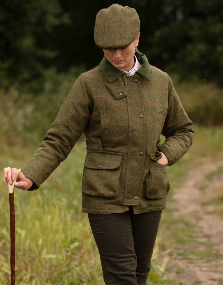 Giaccone nuovo da donna imbottito e impermeabile in tweed verde curo in lana Lady Derby Tweed Shooting Jacket - Shop In London