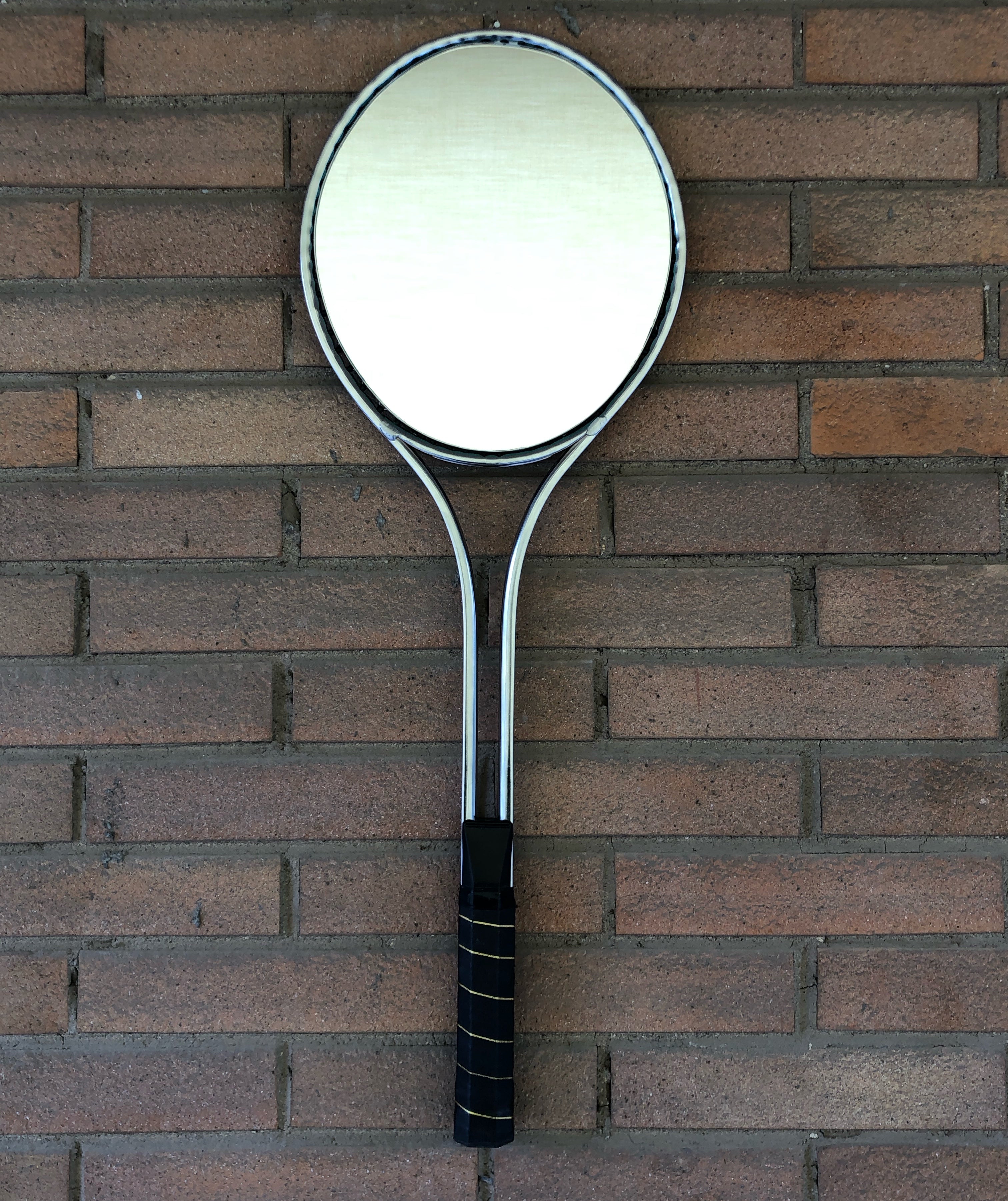 Racchetta Da Tennis Vintage Wilson Cris Evert E Palla Da Tennis Slazenger Di Wimbledon Su Un Racchetta Da Tennis Vintage Wilson Cris Evert E Palla Da Tennis Slazenger Di Wimbledon Su Un