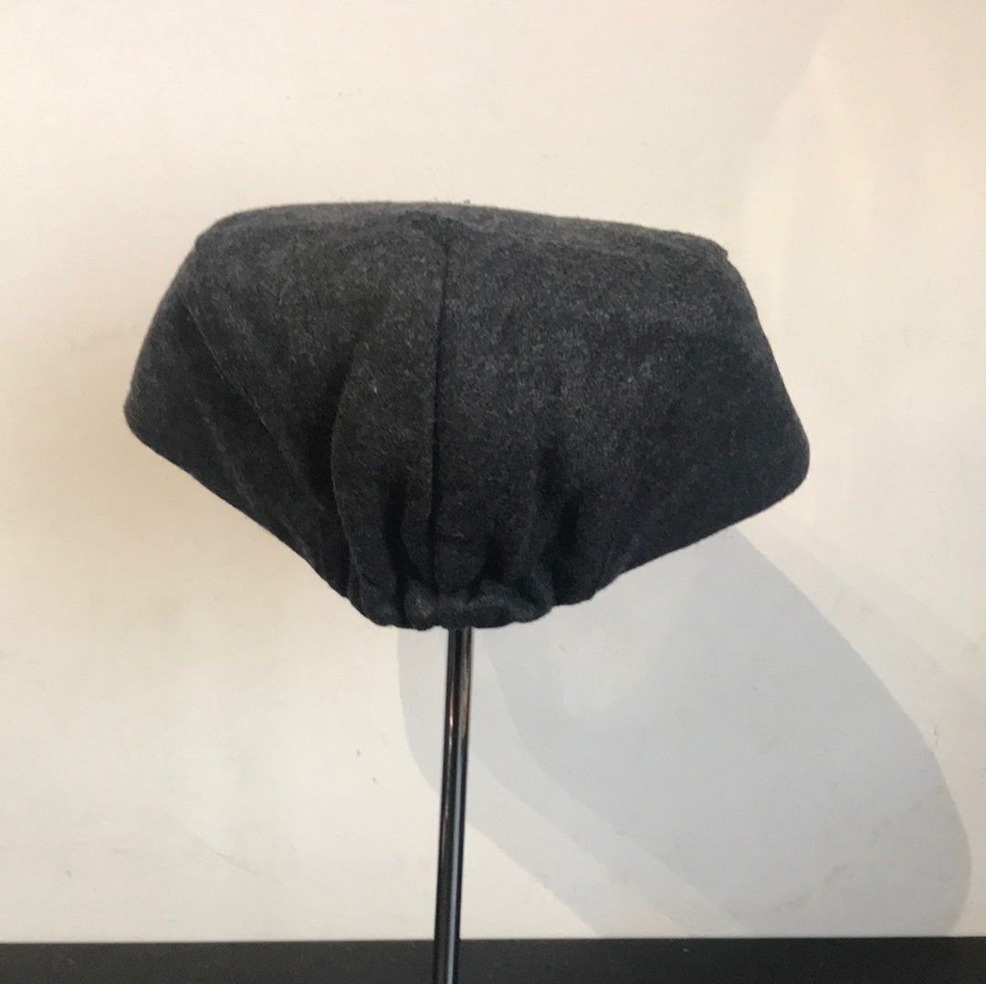 Coppola nuova inglese in lana grigio scuro disponibile in due misure - New English Flat Cap - Shop In London