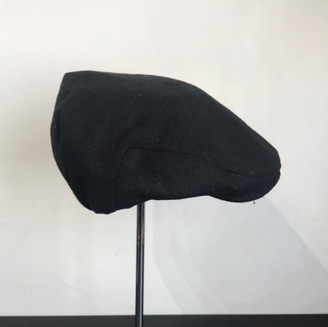 Coppola nuova inglese in lana di colore nero disponibile in due misure - New English Flat Cap - Shop In London