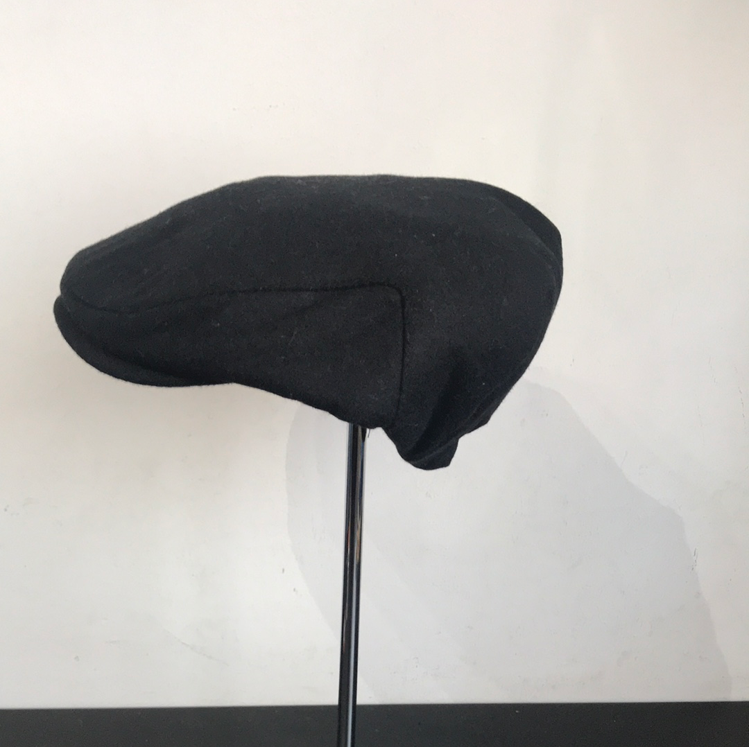 Coppola nuova inglese in lana di colore nero disponibile in due misure - New English Flat Cap - Shop In London