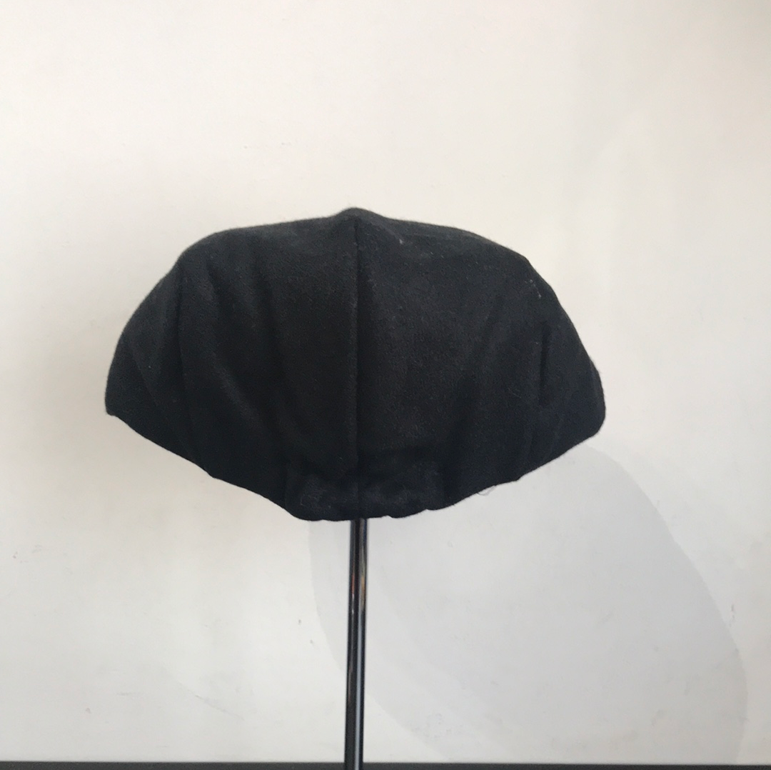 Coppola nuova inglese in lana di colore nero disponibile in due misure - New English Flat Cap - Shop In London